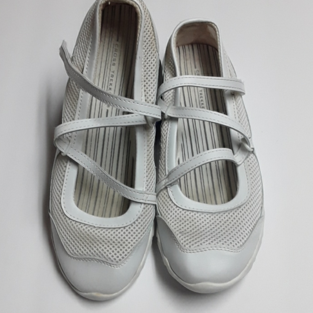 🚨Cross Treckers 7.5 White